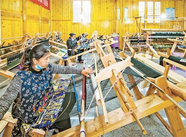 秀山土家族苗族自治縣清溪場鎮(zhèn)大寨村，土家織錦非遺工坊內(nèi)，繡娘正在加緊生產(chǎn)土家織錦。